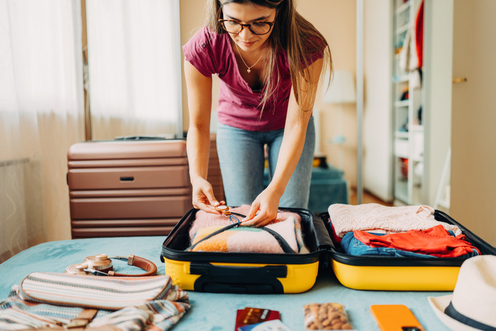 woman-packing-suitcase-for-travel-metropol